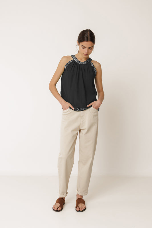 TOP À BRODERIES CONTRASTÉES 2