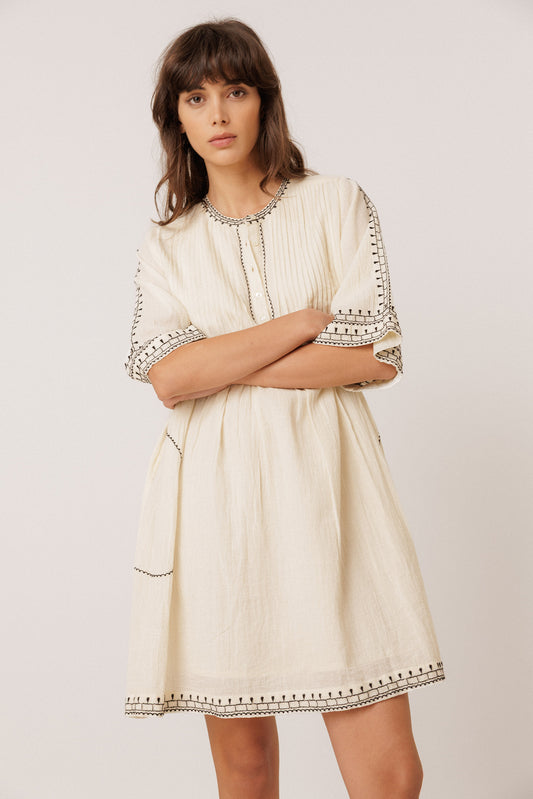 ROBE À BRODERIES CONTRASTÉES 1