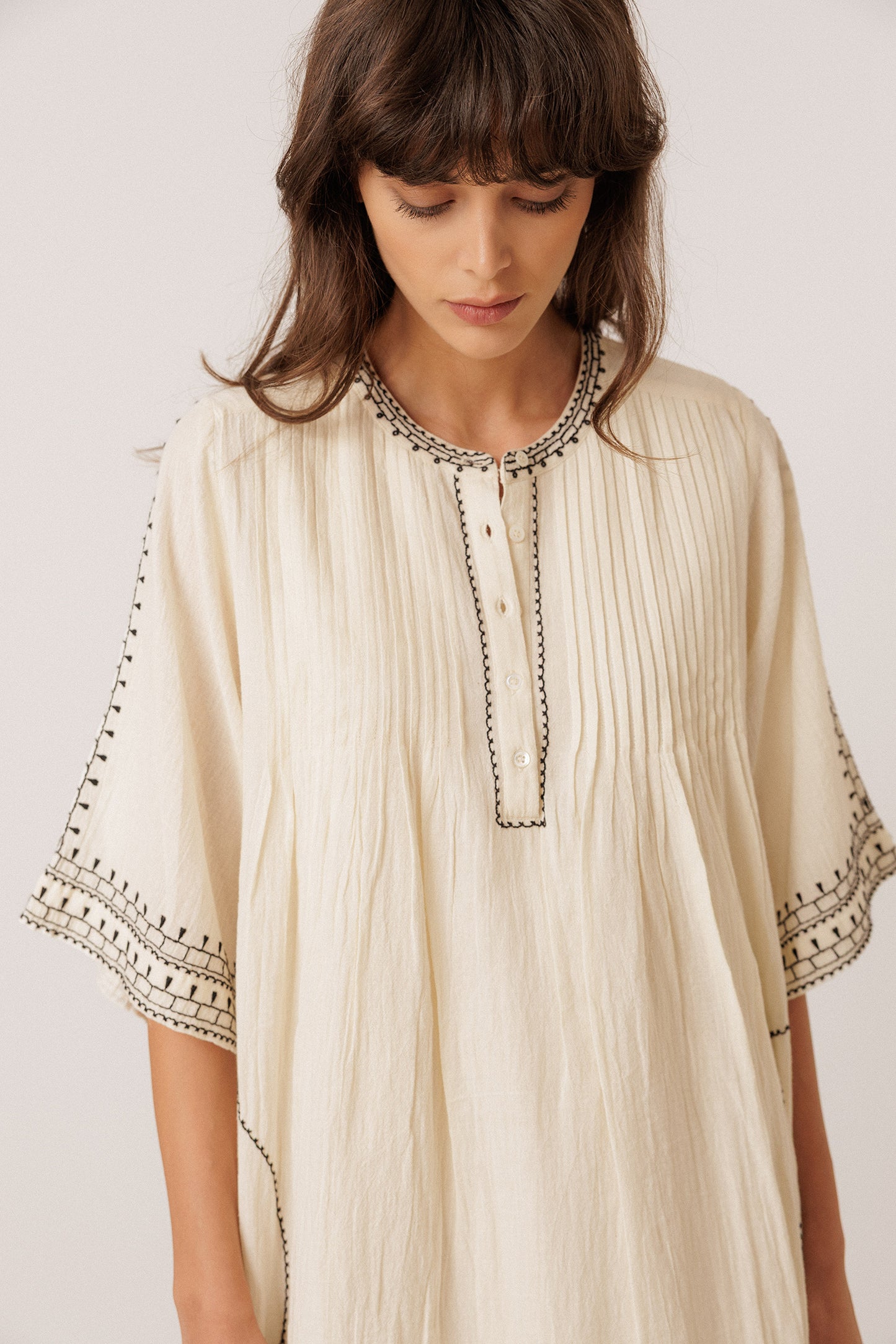 ROBE À BRODERIES CONTRASTÉES