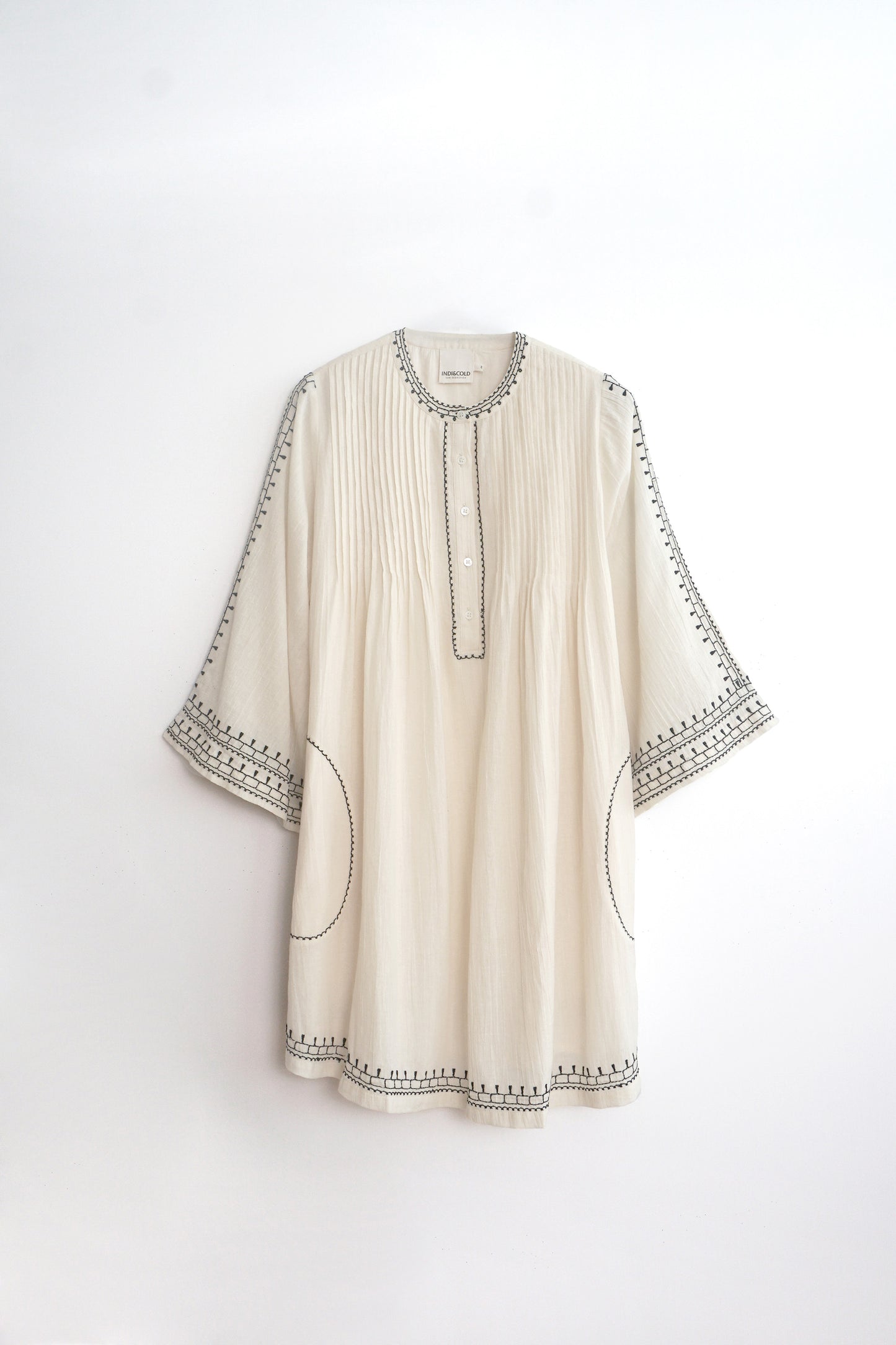 ROBE À BRODERIES CONTRASTÉES