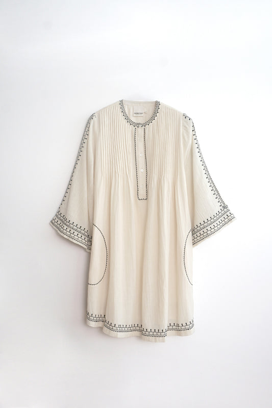 ROBE À BRODERIES CONTRASTÉES 6