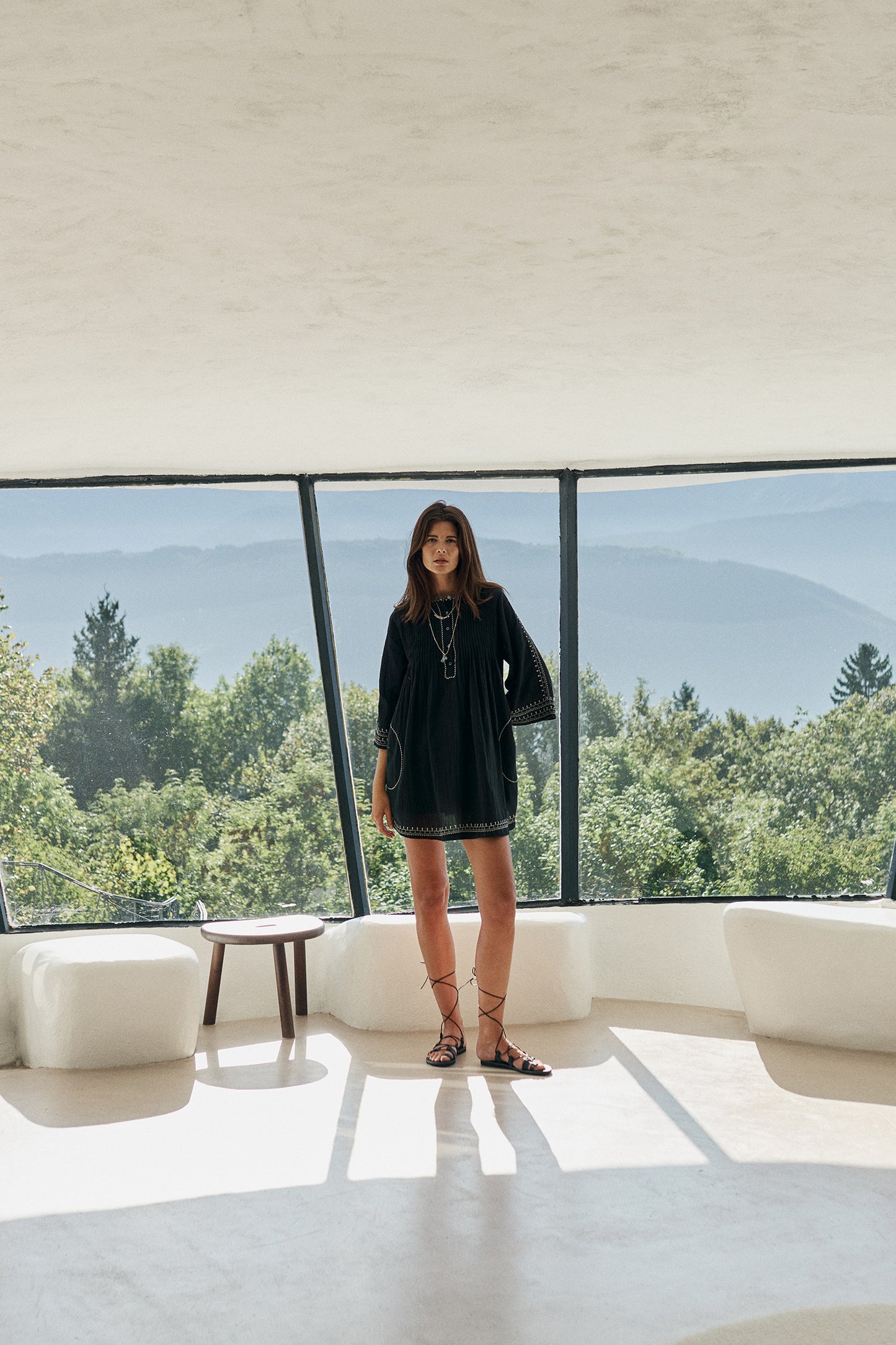 ROBE À BRODERIES CONTRASTÉES