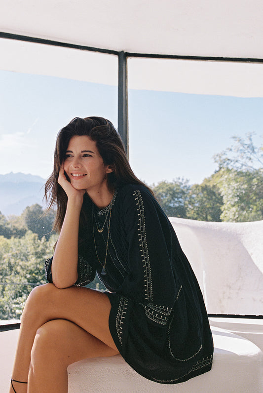 ROBE À BRODERIES CONTRASTÉES 2