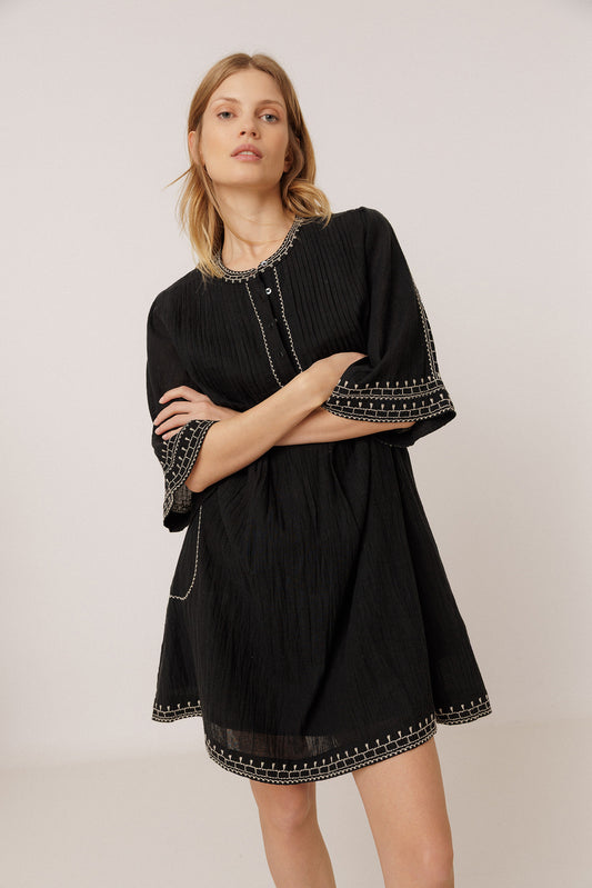 ROBE À BRODERIES CONTRASTÉES 5