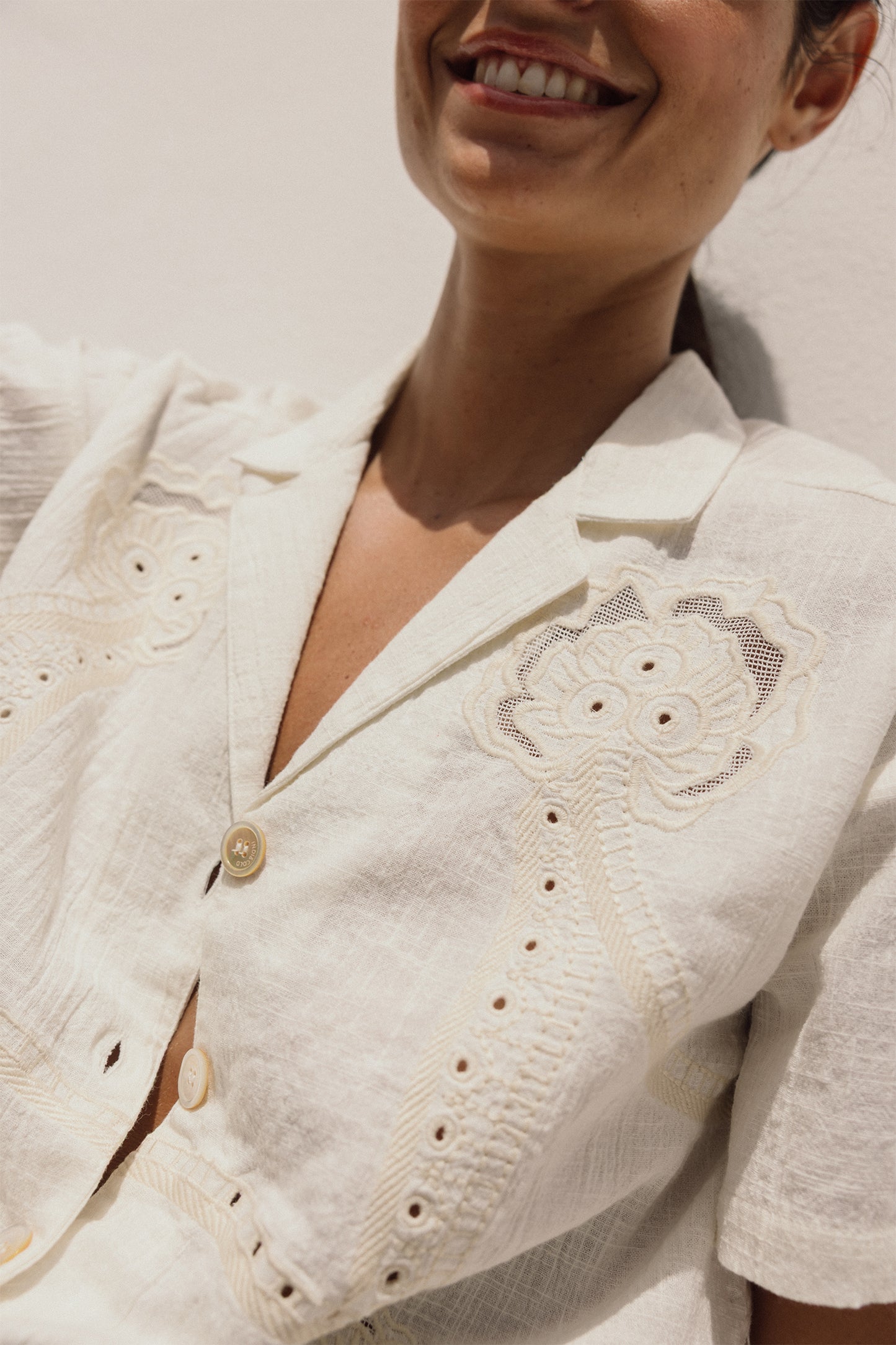 CAMISA BORDADOS PERFORADOS