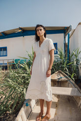 VESTIDO AMPLIO CON BORDADOS PERFORADOS