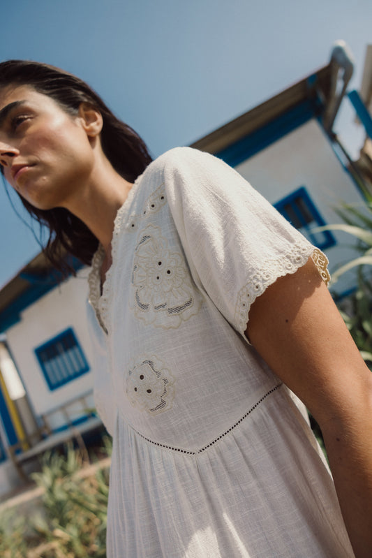 VESTIDO AMPLIO CON BORDADOS PERFORADOS 2