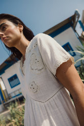 VESTIDO AMPLIO CON BORDADOS PERFORADOS
