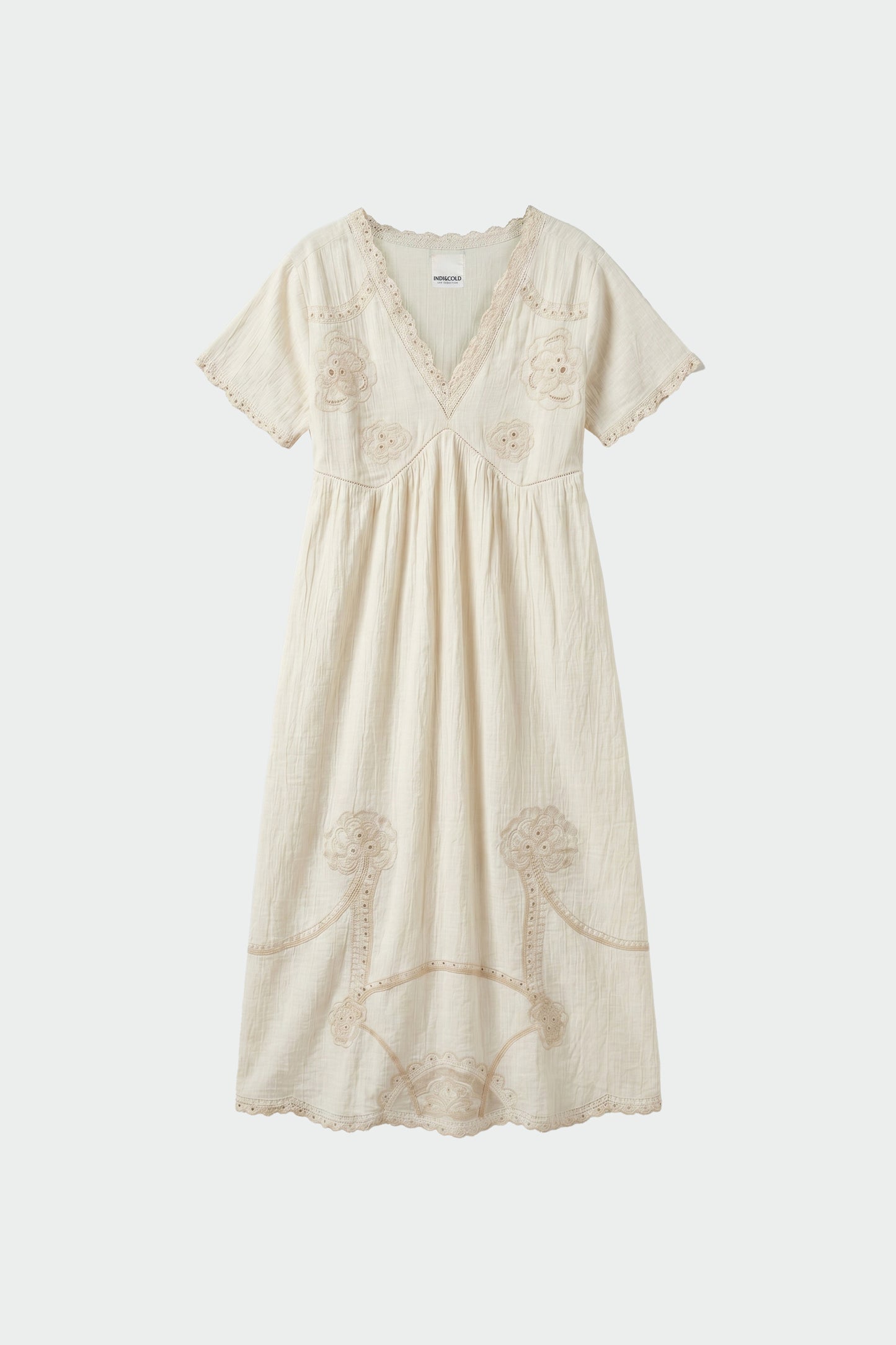 VESTIDO AMPLIO CON BORDADOS PERFORADOS