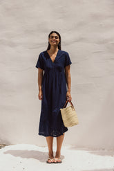 VESTIDO AMPLIO CON BORDADOS PERFORADOS