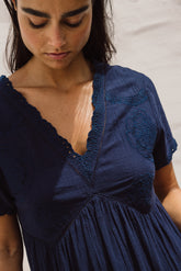 VESTIDO AMPLIO CON BORDADOS PERFORADOS