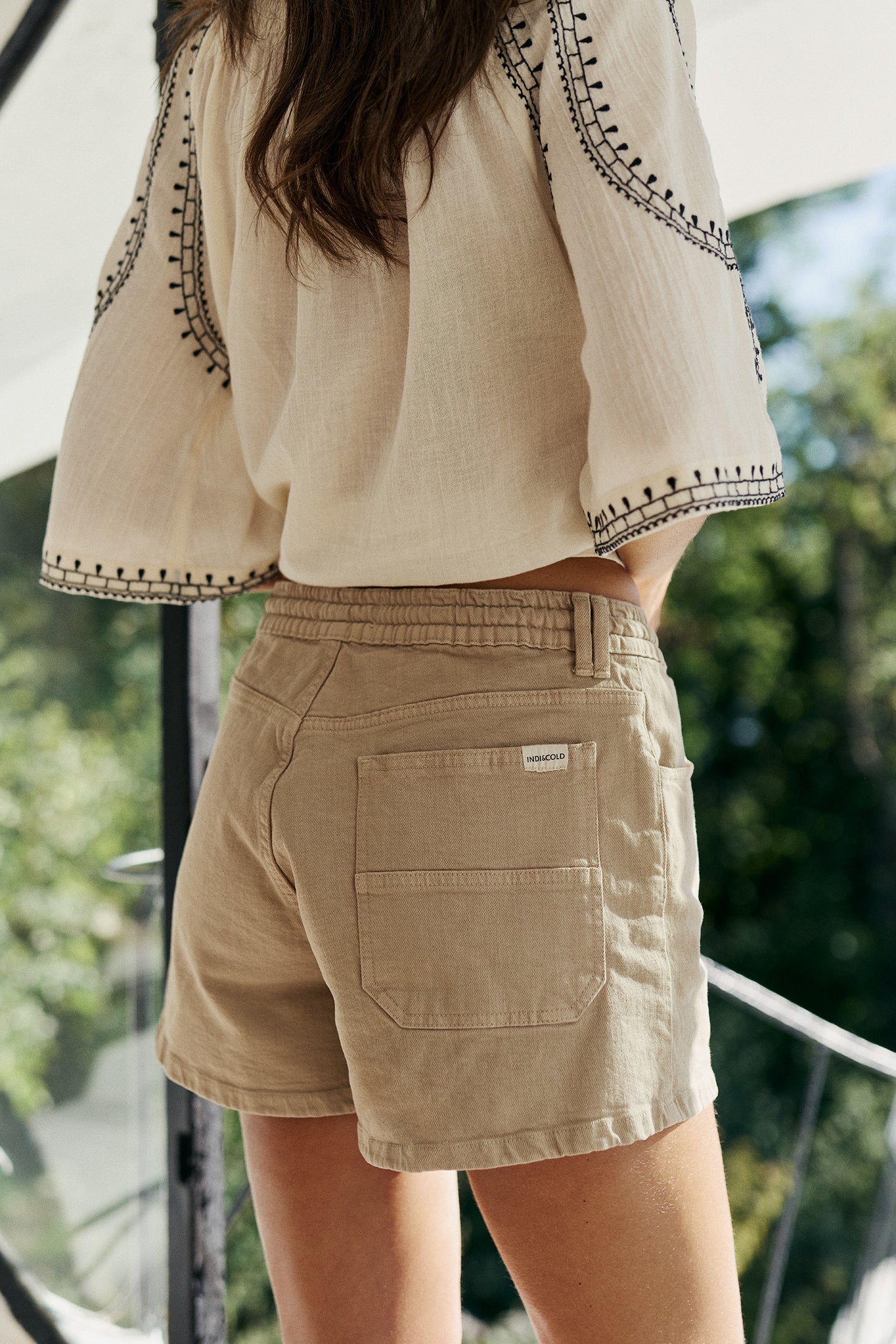 SHORT AVEC TAILLE ÉLASTIQUE ET CORDON