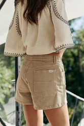 SHORT AVEC TAILLE ÉLASTIQUE ET CORDON