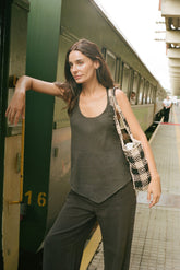 TOP LINO BAJO ASIMÉTRICO