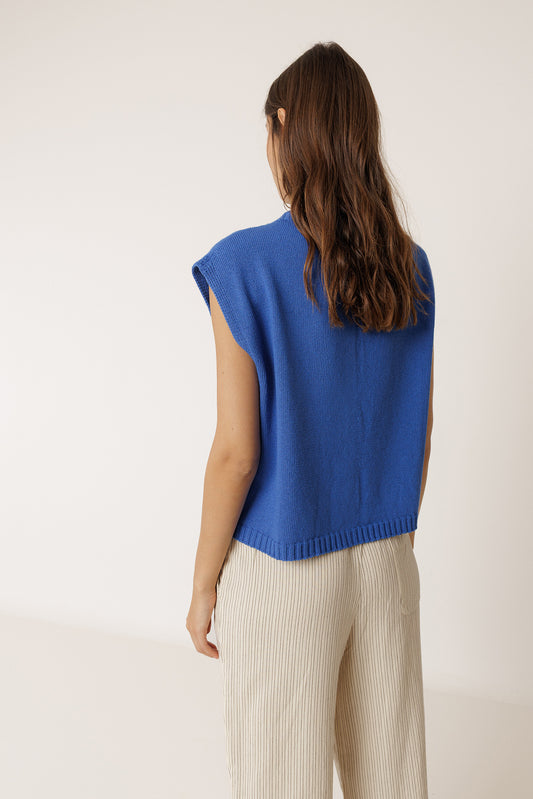BOXY VEST WITH POCKETS 3