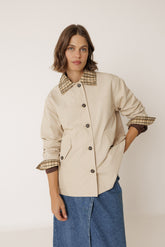 SHORT CHECKERED-COLLAR RAINCOAT