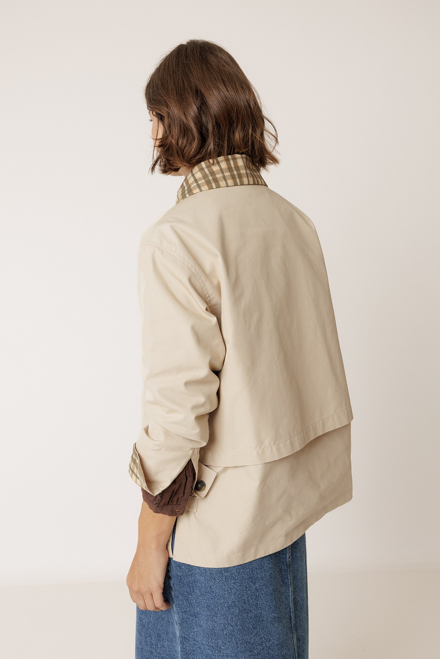 SHORT CHECKERED-COLLAR RAINCOAT