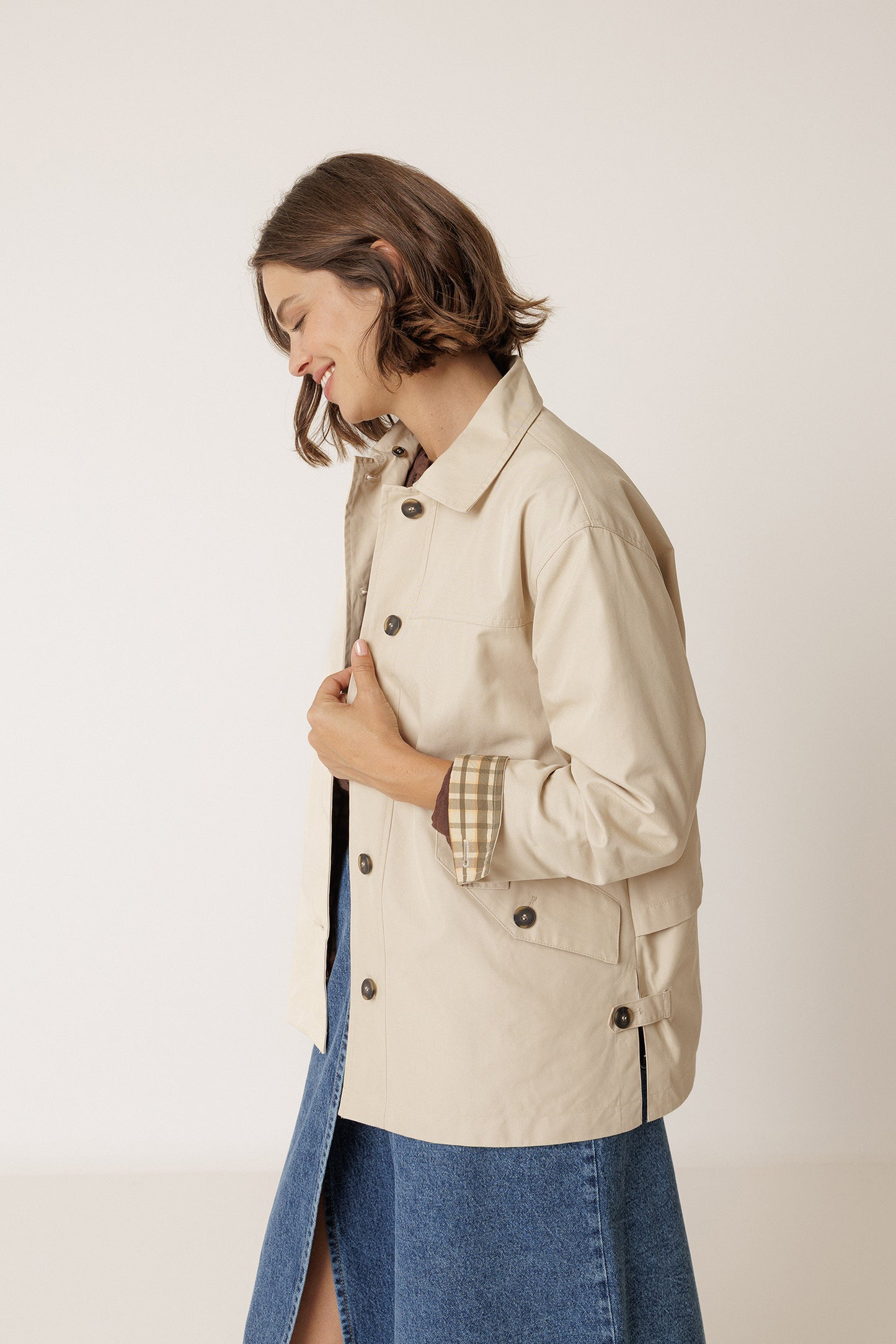 SHORT CHECKERED-COLLAR RAINCOAT