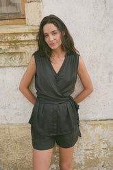 CAMISA SATINADA CON LAZADA