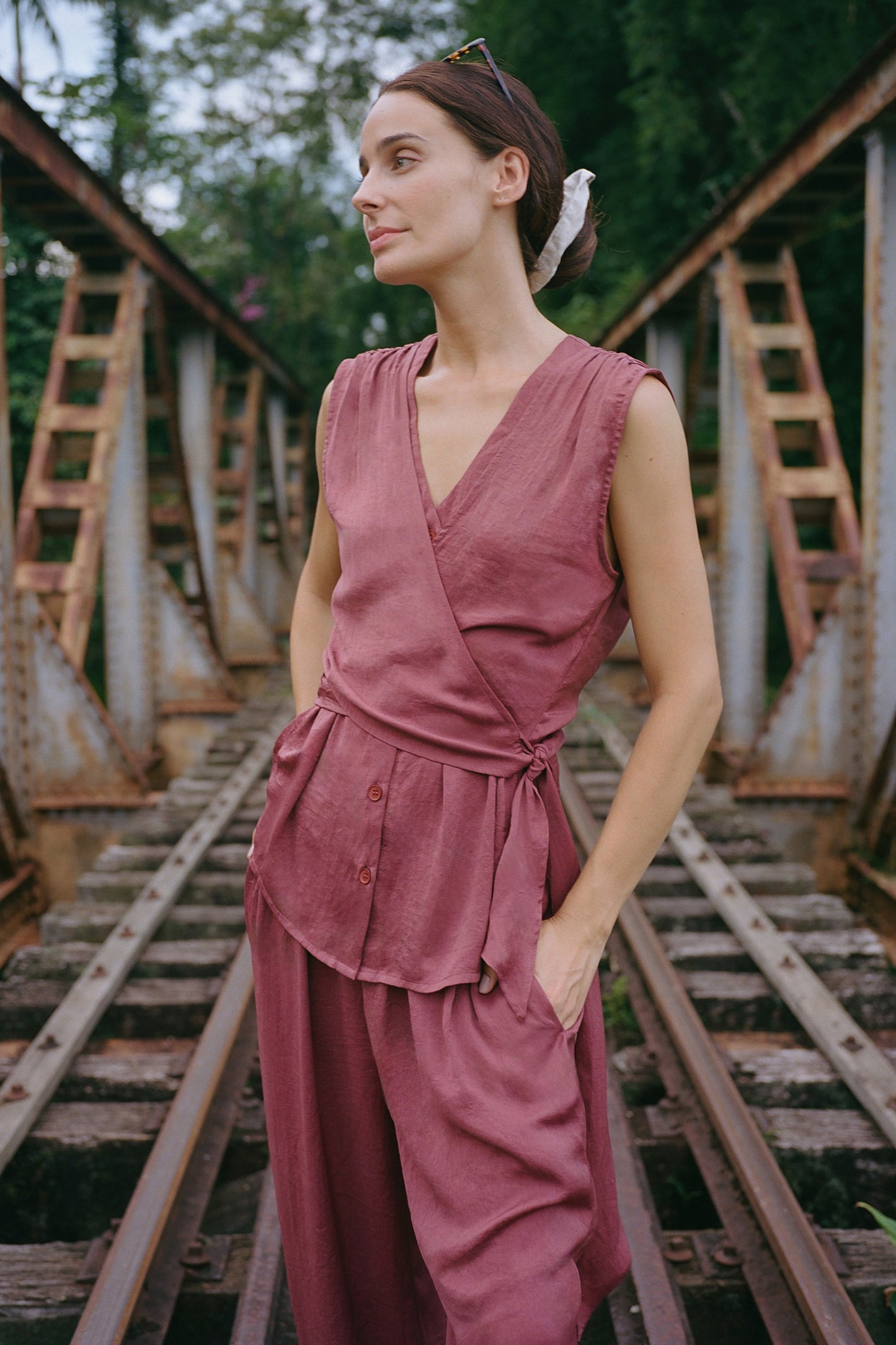 [CL] SATIN SHIRT WITH TIE-NECK