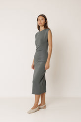 ROBE CINTRÉE À PLIS