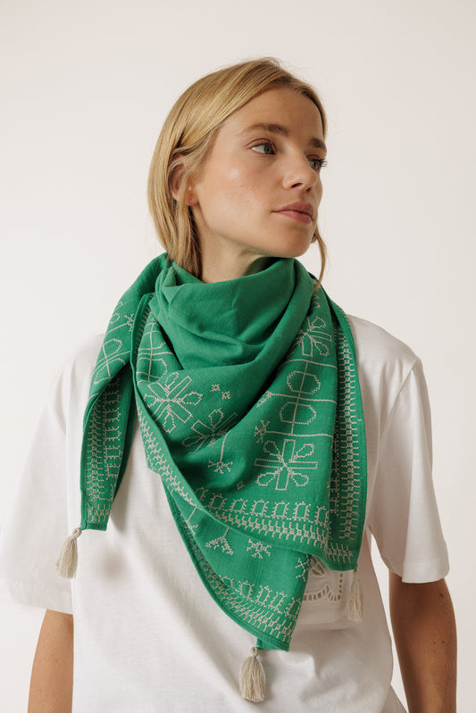 FOULARD À BRODERIES ÉTHNIQUES 2