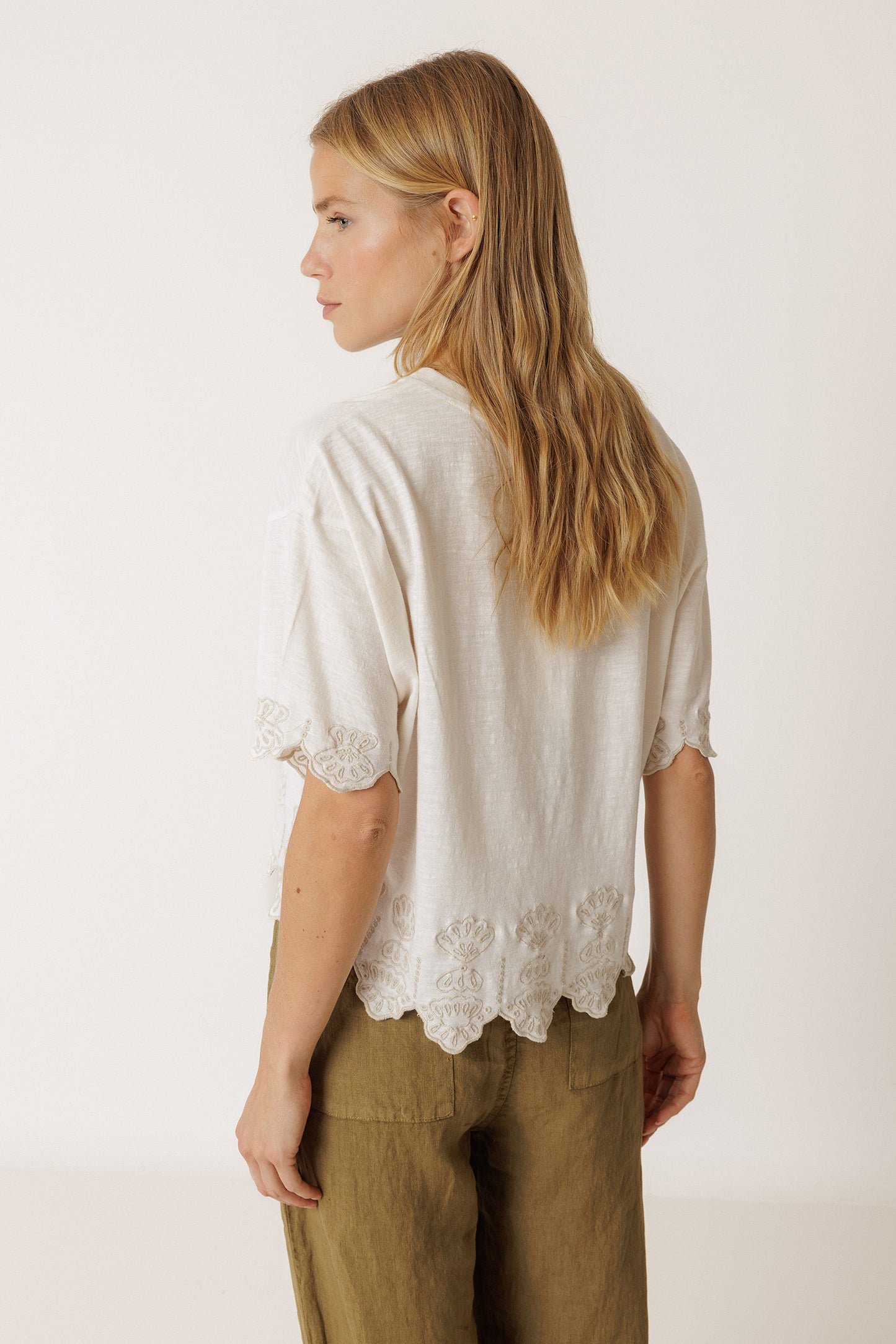 CAMISETA BOXY BORDADA