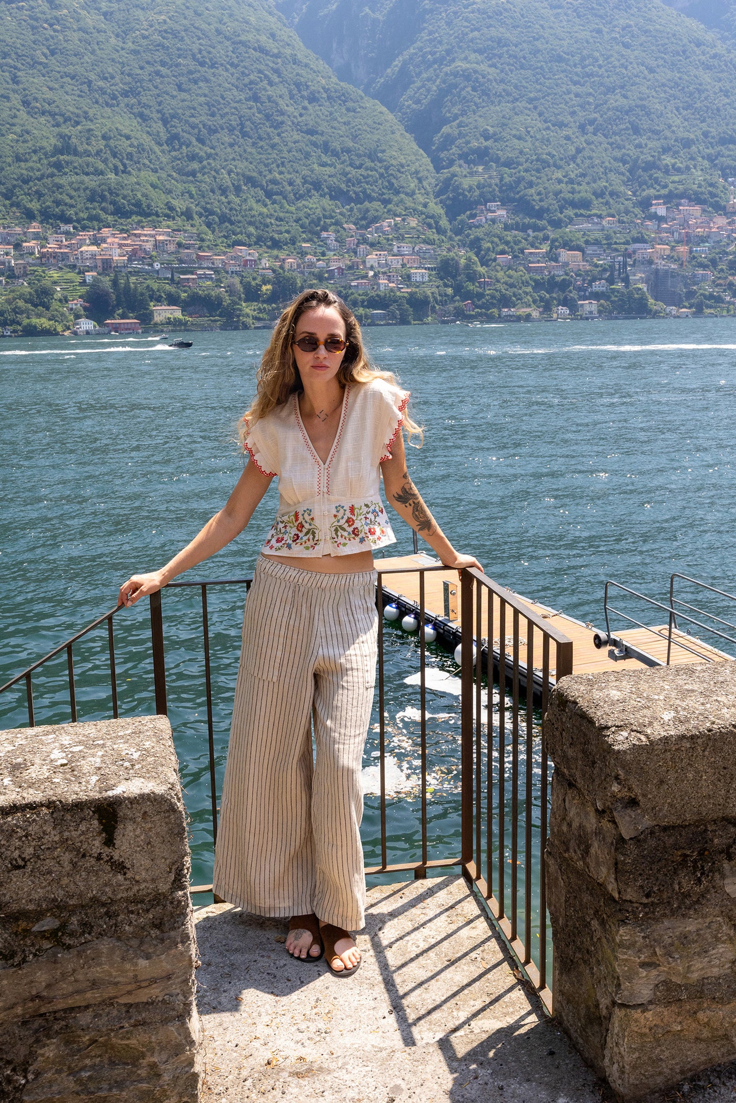 TOP CON BORDADOS PUNTO DE CRUZ